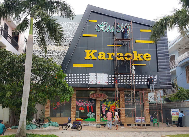 Gia công chữ nổi Mica